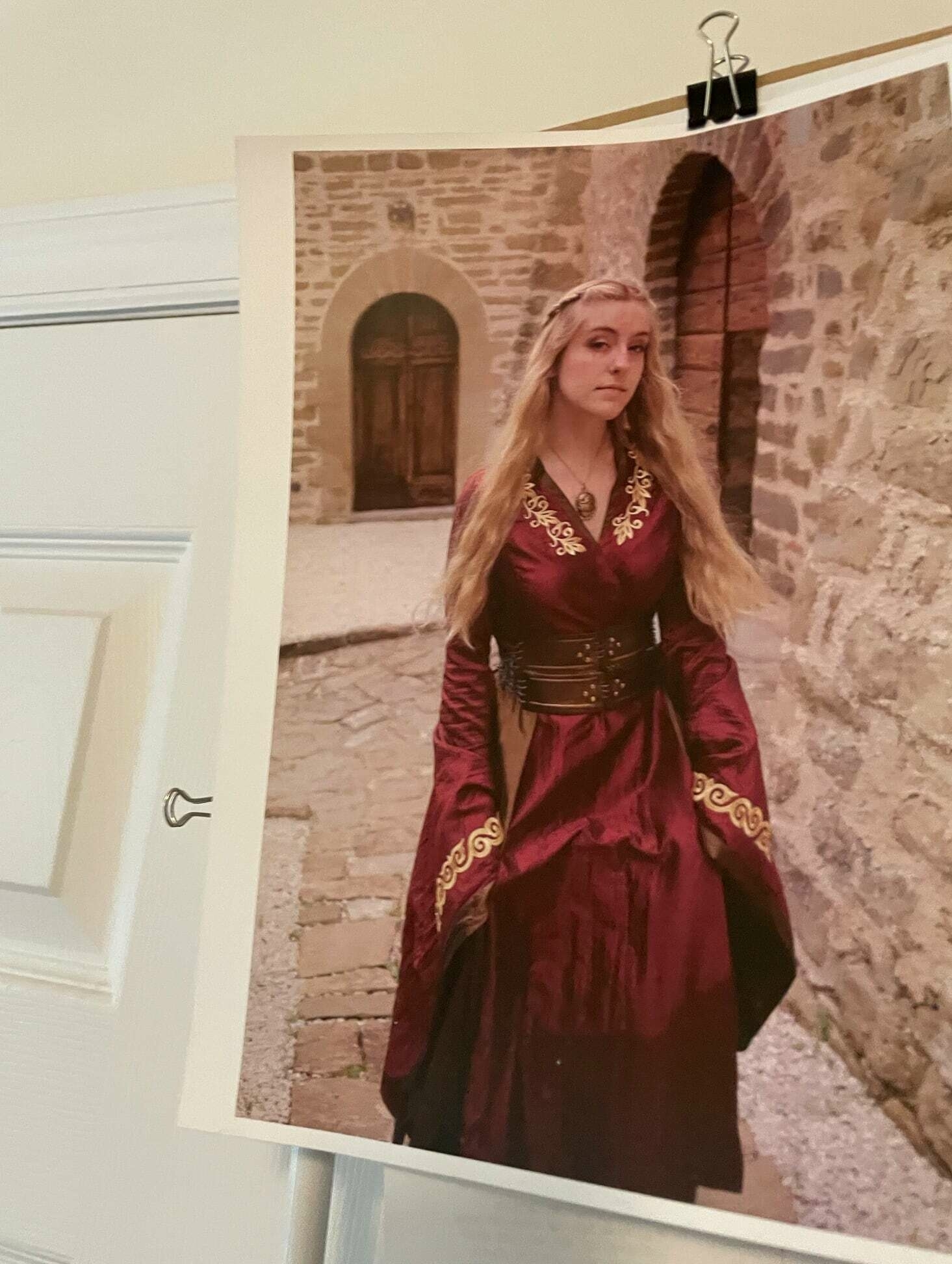 cosplay of Cersei Lannister in red dress with god embelishments